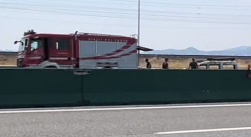 Auto in fiamme allo svincolo di Chivasso est