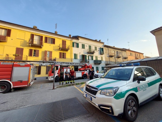 Donna lancia vasi dalla finestra e minaccia i vicini LE FOTO