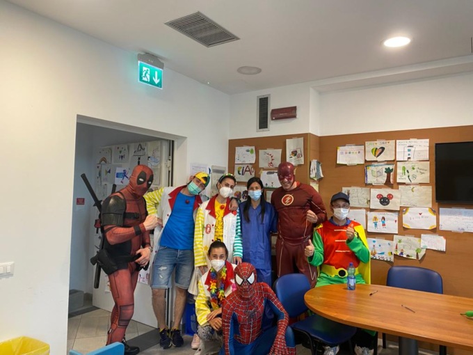 Somministrate 22 dosi di vaccino all’ospedale con i Clown Vip e gli Avengers