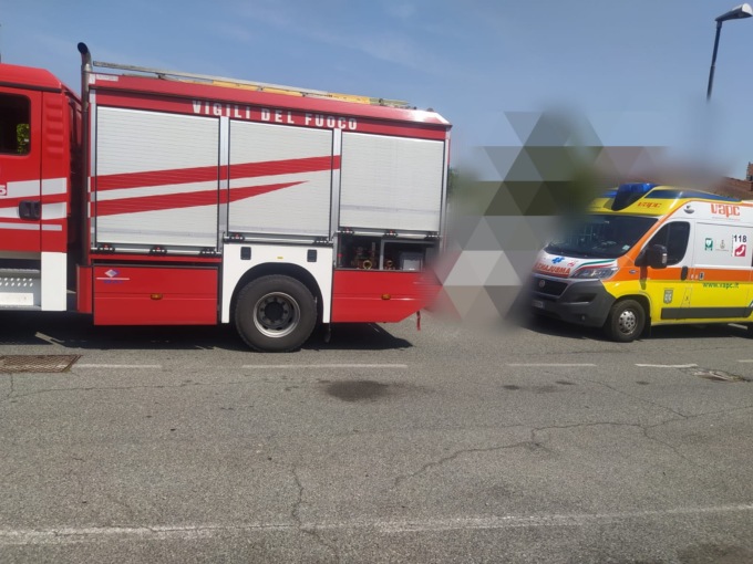 Cane abbaia e il padrone non risponde, partono i soccorsi ma lui era in piscina