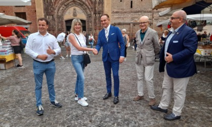 Il presidente Cirio al mercato di Chivasso con Clara Marta LE FOTO