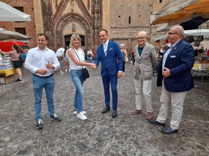 Il presidente Cirio al mercato di Chivasso con Clara Marta LE FOTO