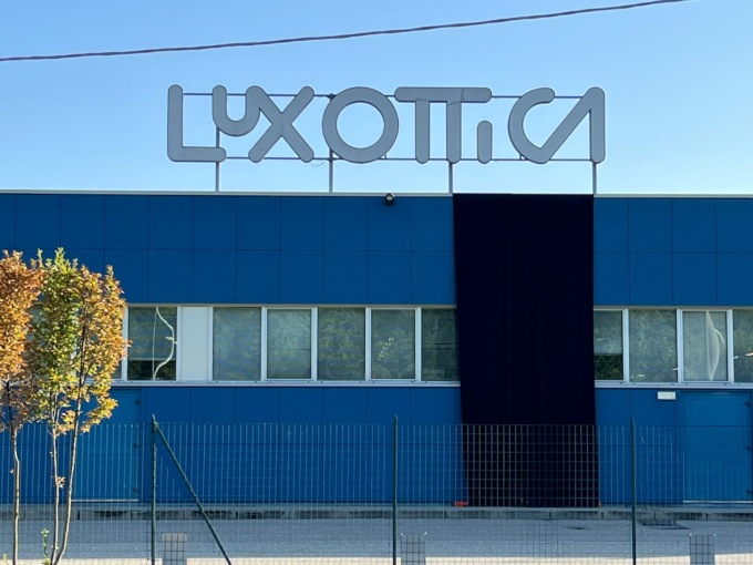 Luxottica di Lauriano, autorità e dipendenti seguono i funerali di Del Vecchio