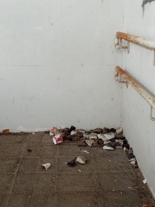 I pendolari bocciano la stazione ferroviaria: troppo sporco… e puzza