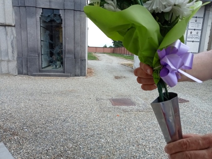 Razzia al cimitero, rubati portafiori e oggetti in rame