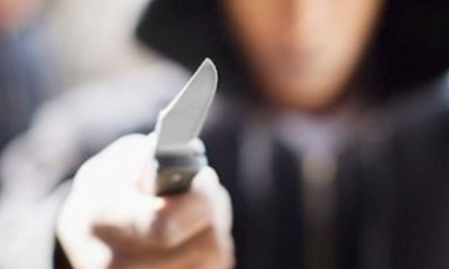 Un ragazzo di 27 anni accoltellato in mezzo alla strada
