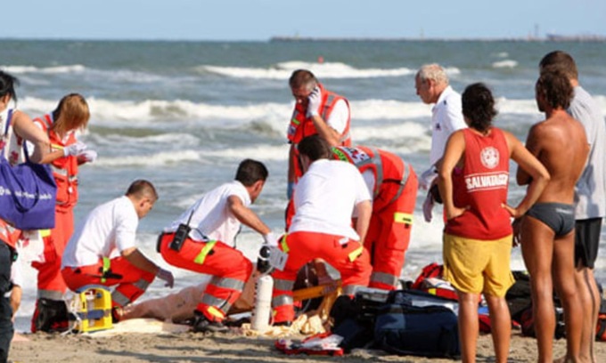 Malore in spiaggia, muore sotto gli occhi della moglie