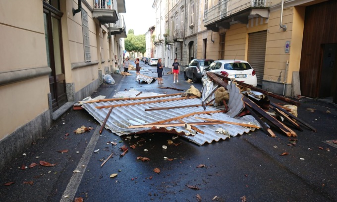 Nubifragio nel Vercellese: tetti divelti, pali della luce abbattuti e allagamenti