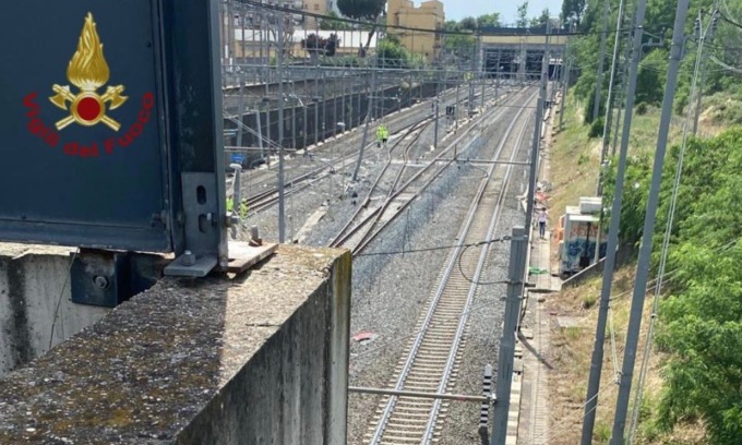 Treno dell’alta velocità Torino-Napoli deraglia, circolazione bloccata