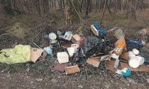 Abbandona i rifiuti nel parco: multa da 600 euro e rimozione dell'immondizia