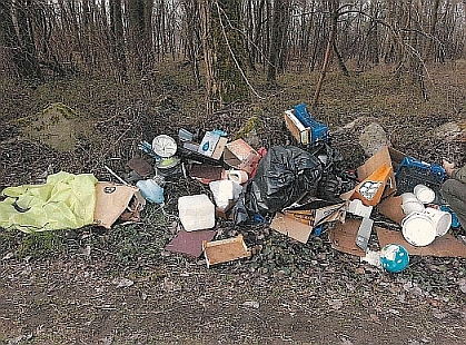 Abbandona i rifiuti nel parco: multa da 600 euro e rimozione dell’immondizia