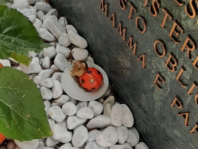 Furti al cimitero, rubata la coccinella sulla tomba di Michela