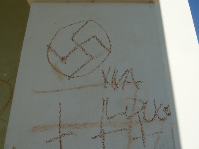 Scritte fasciste e svastiche sulla facciata del Santuario