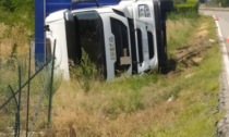 Camion di vernici si ribalta sulla strada per Montanaro IL VIDEO