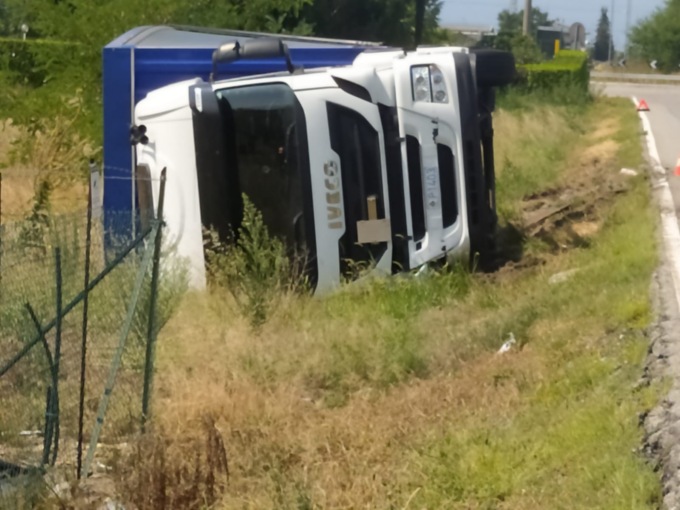 Camion di vernici si ribalta sulla strada per Montanaro IL VIDEO