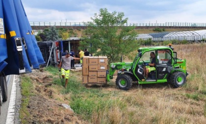 Camion si ribalta sulla strada per Montanaro: in atto il recupero del carico LE FOTO