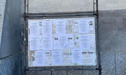 Manifesti abusivi affissi in piazza,  coprono anche gli annunci funebri