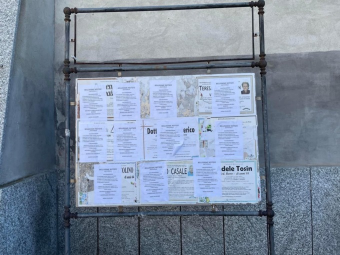 Manifesti abusivi affissi in piazza,  coprono anche gli annunci funebri