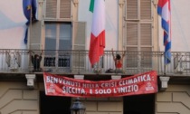 Ambientalisti si arrampicano e si incatenano al balcone della Regione Piemonte
