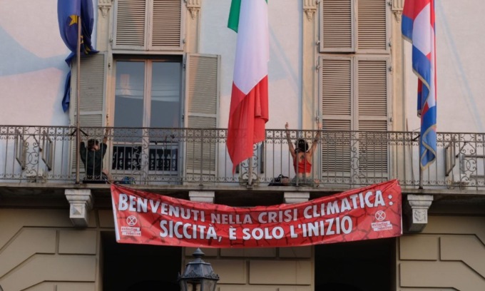 Ambientalisti si arrampicano e si incatenano al balcone della Regione Piemonte