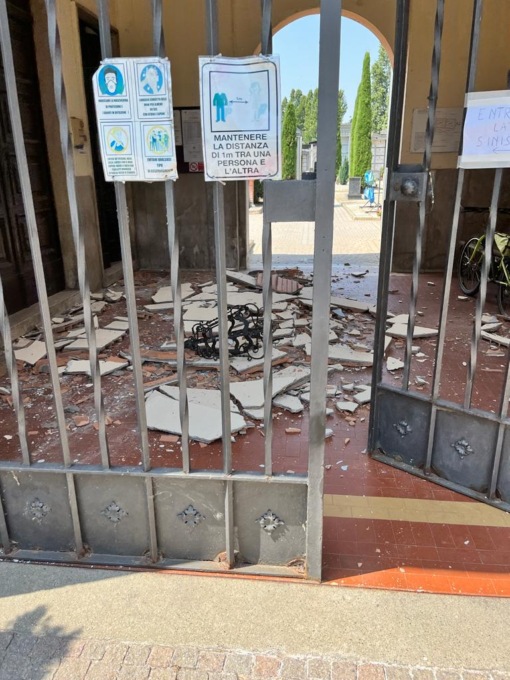 Cadono calcinacci al  cimitero, chiuso l’ingresso principale