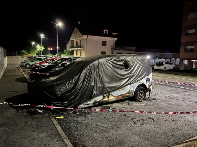 Chivasso, con una tanica di benzina brucia un furgone: è caccia al piromane  IL VIDEO