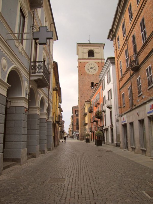 Giovane scalza e coperta di sangue fugge nel centro di Chivasso urlando