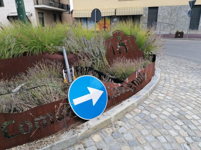 Con l’auto finisce contro la rotonda