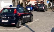 Uomo si abbassa i pantaloni e minaccia i carabinieri  di picchiarli con i «genitali»