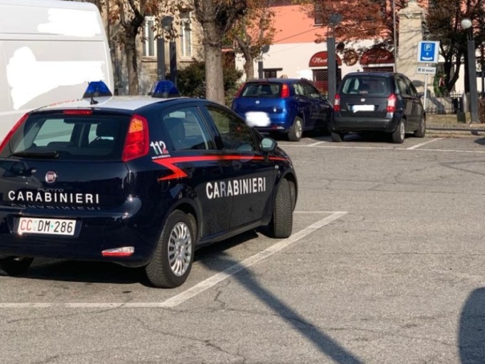 Uomo si abbassa i pantaloni e minaccia i carabinieri  di picchiarli con i «genitali»