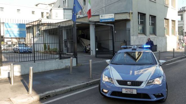Ruba profumi e vestiti da un centro commerciale