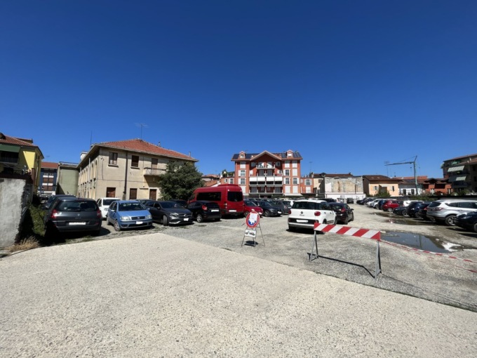 Cinecittà: apre il cantiere del teatro, ma i «furbetti» spostano i cartelli…