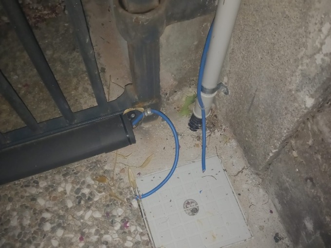 Vandali tagliano i fili della porta del cimitero