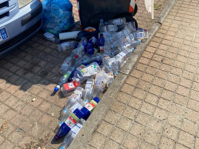 Degrado e sporco in piazza, bottiglie ovunque