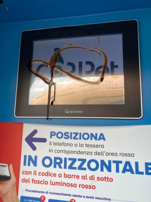 Beccati i vandali dell’eco compattatore