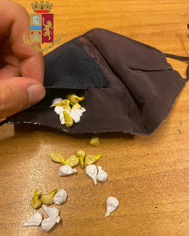 Droga trovata dentro ad una mascherina