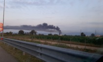 Incendio in un'azienda di rifiuti, odore insopportabile anche a Chivasso