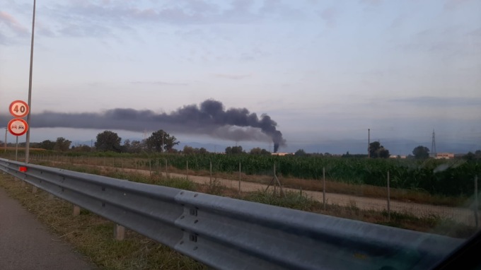 Incendio in un’azienda di rifiuti, odore insopportabile anche a Chivasso