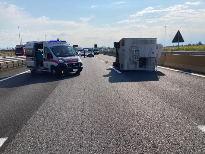 Incidente in autostrada, camper ribaltato LE FOTO