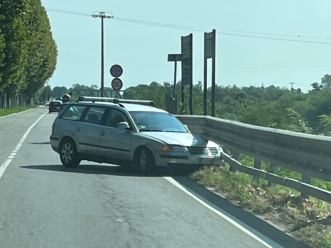 Perde il controllo dell’auto e finisce contro il guard rail