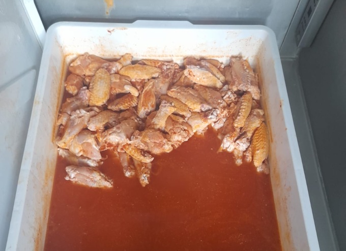 Carne, pane e verdura mal conservati, blitz dei vigili