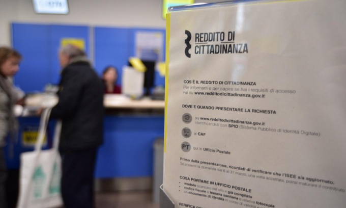 Reddito di cittadinanza, truffa milionaria a Torino: operatrice Caf ai domiciliari