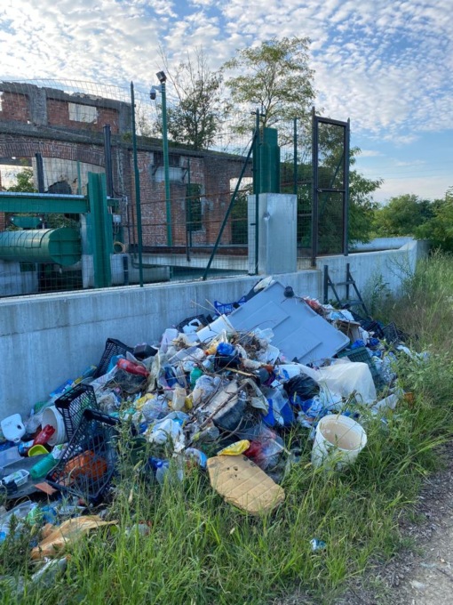 Cumuli di rifiuti gettati a ridosso delle sponde del canale