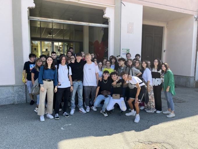 Al Newton non c’è posto per tutti gli studenti, scoppia il caso