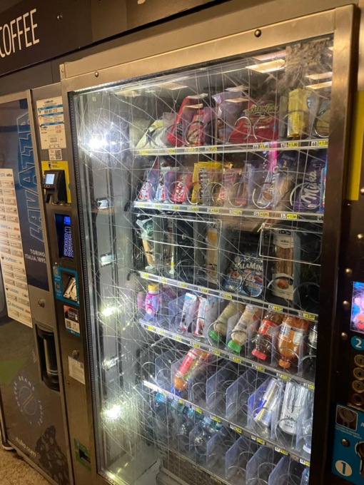 Distrugge il distributore automatico