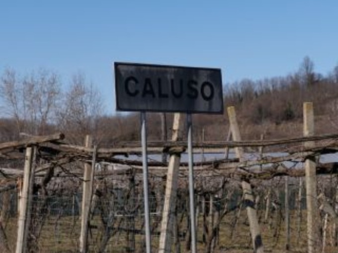 Cartello arrugginito e illeggibile all’ingresso del paese