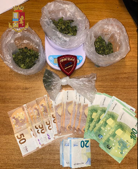 Cerca di far passare lo stupefacente per del tè, arrestato