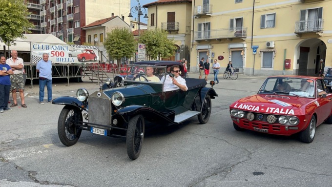 Tutti pazzi per il raduno delle Fiat 500 IL VIDEO