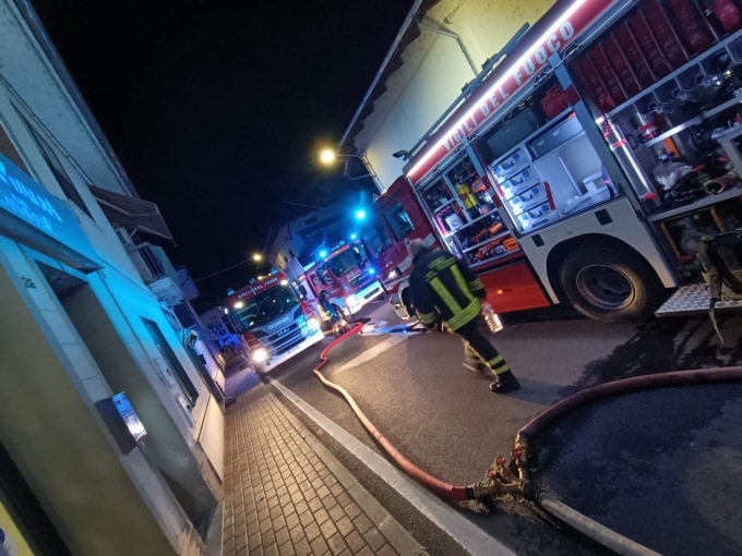 Incendio bar e alloggio in pieno centro LE FOTO