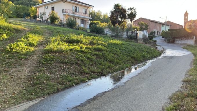 Perdita d’acqua, sta cedendo anche l’asfalto